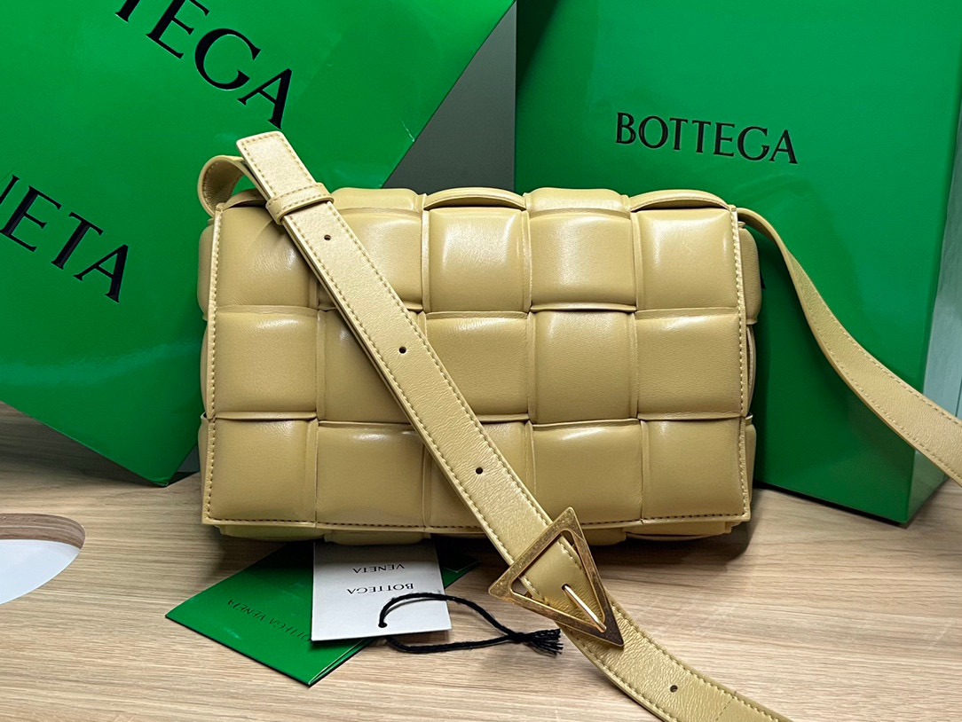 bo*te*ga Ve*ne*ta padded cassette