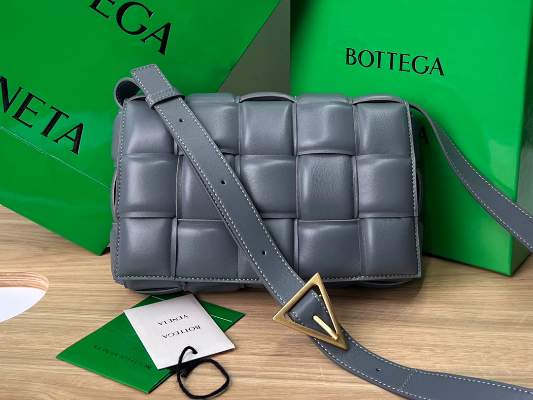 bo*te*ga Ve*ne*ta padded cassette