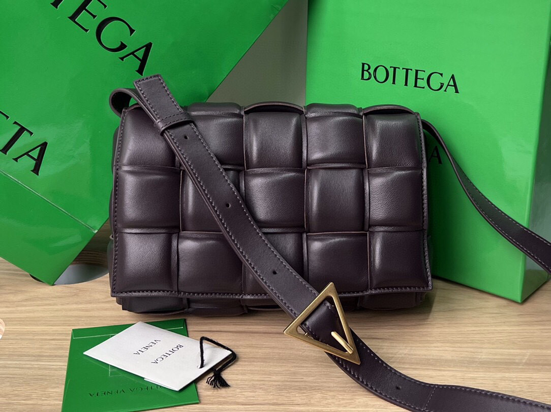 bo*te*ga Ve*ne*ta padded cassette