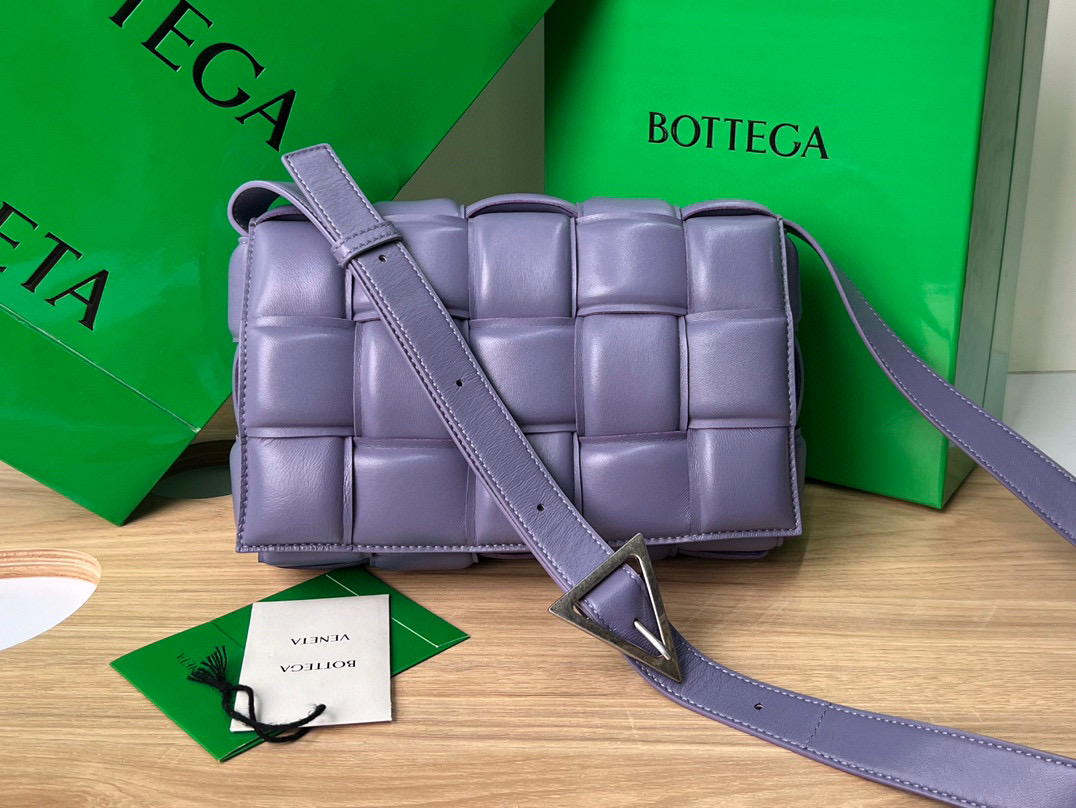 bo*te*ga Ve*ne*ta padded cassette