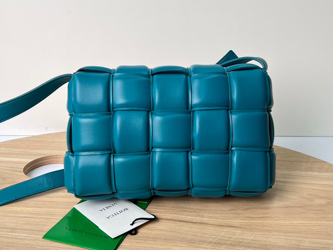 bo*te*ga Ve*ne*ta padded cassette