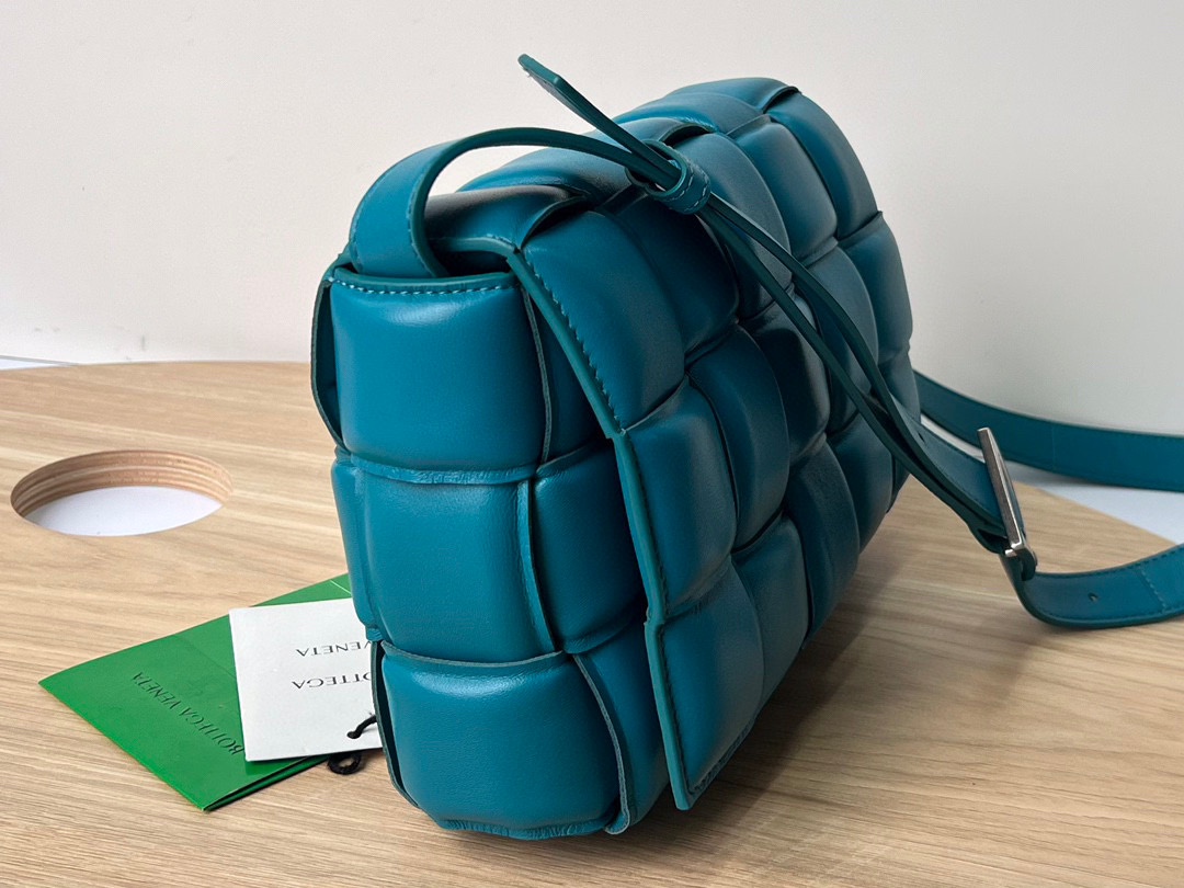 bo*te*ga Ve*ne*ta padded cassette