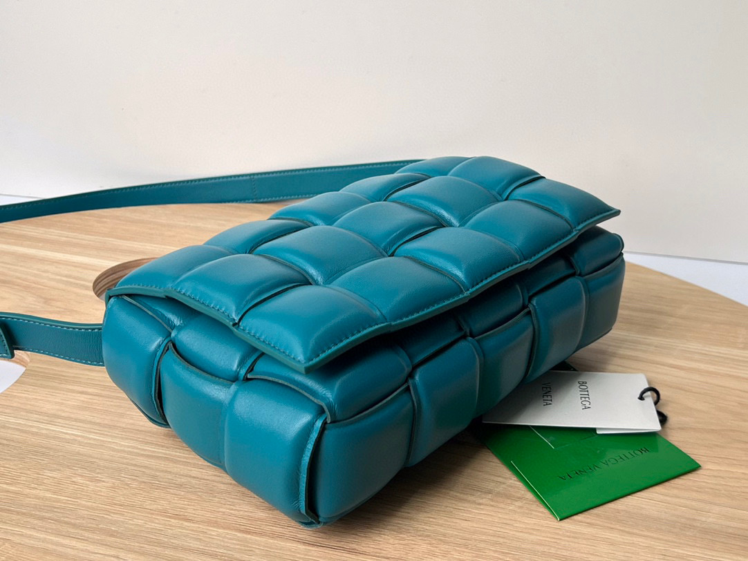 bo*te*ga Ve*ne*ta padded cassette