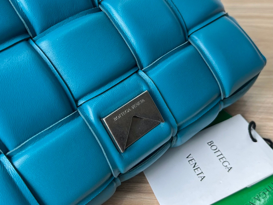 bo*te*ga Ve*ne*ta padded cassette