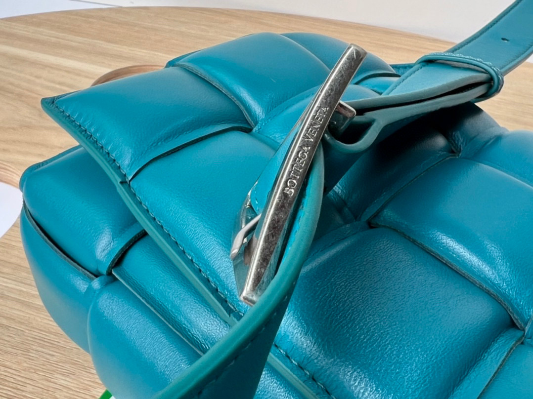 bo*te*ga Ve*ne*ta padded cassette