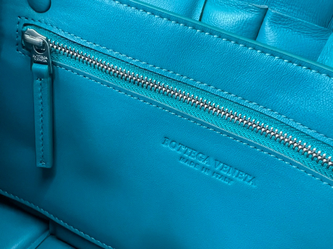 bo*te*ga Ve*ne*ta padded cassette