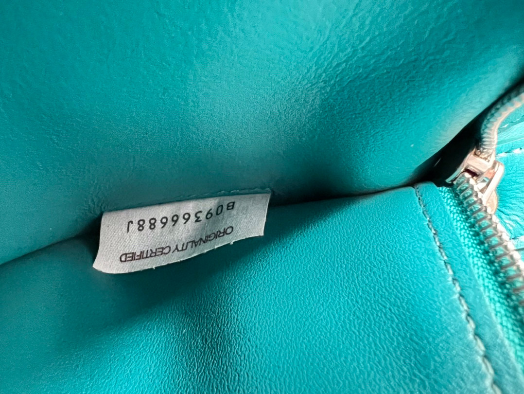 bo*te*ga Ve*ne*ta padded cassette