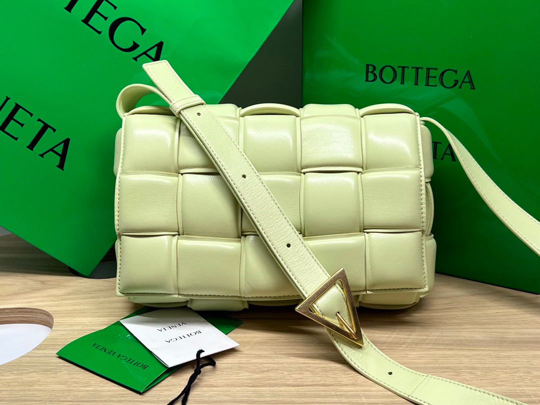 bo*te*ga Ve*ne*ta padded cassette