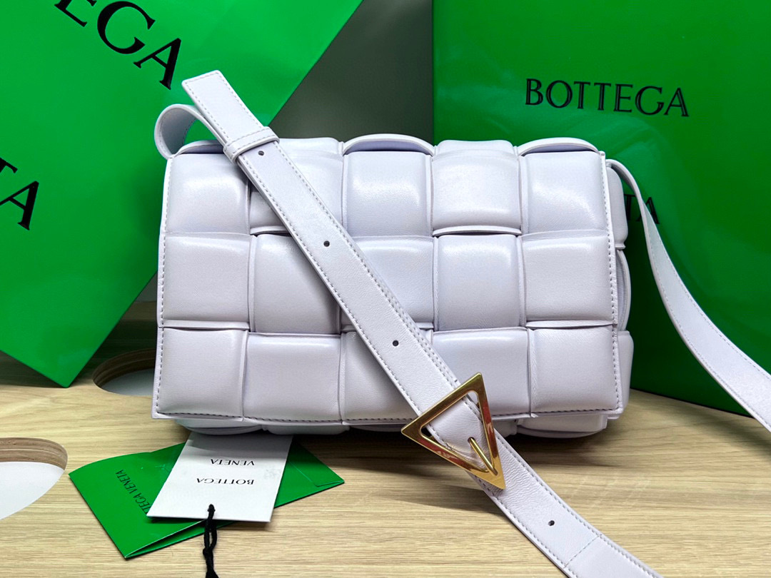 bo*te*ga Ve*ne*ta padded cassette