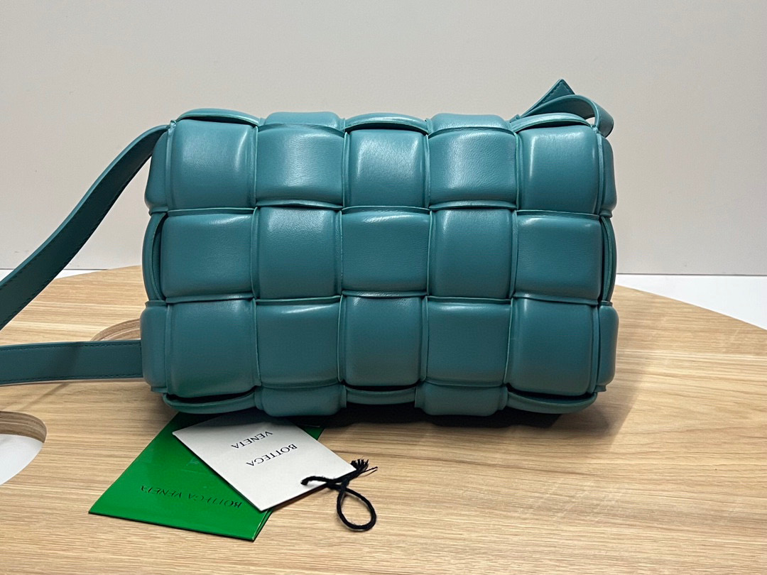 bo*te*ga Ve*ne*ta padded cassette