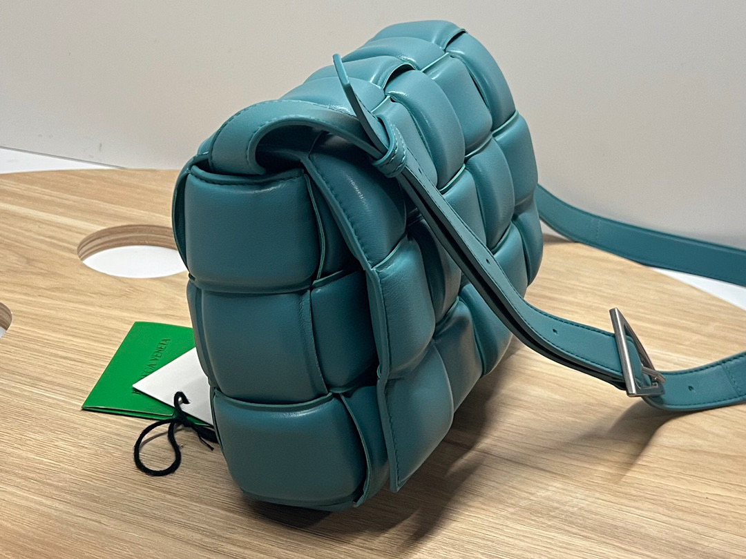 bo*te*ga Ve*ne*ta padded cassette