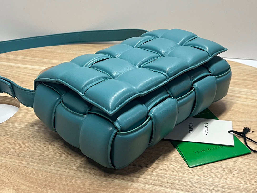 bo*te*ga Ve*ne*ta padded cassette