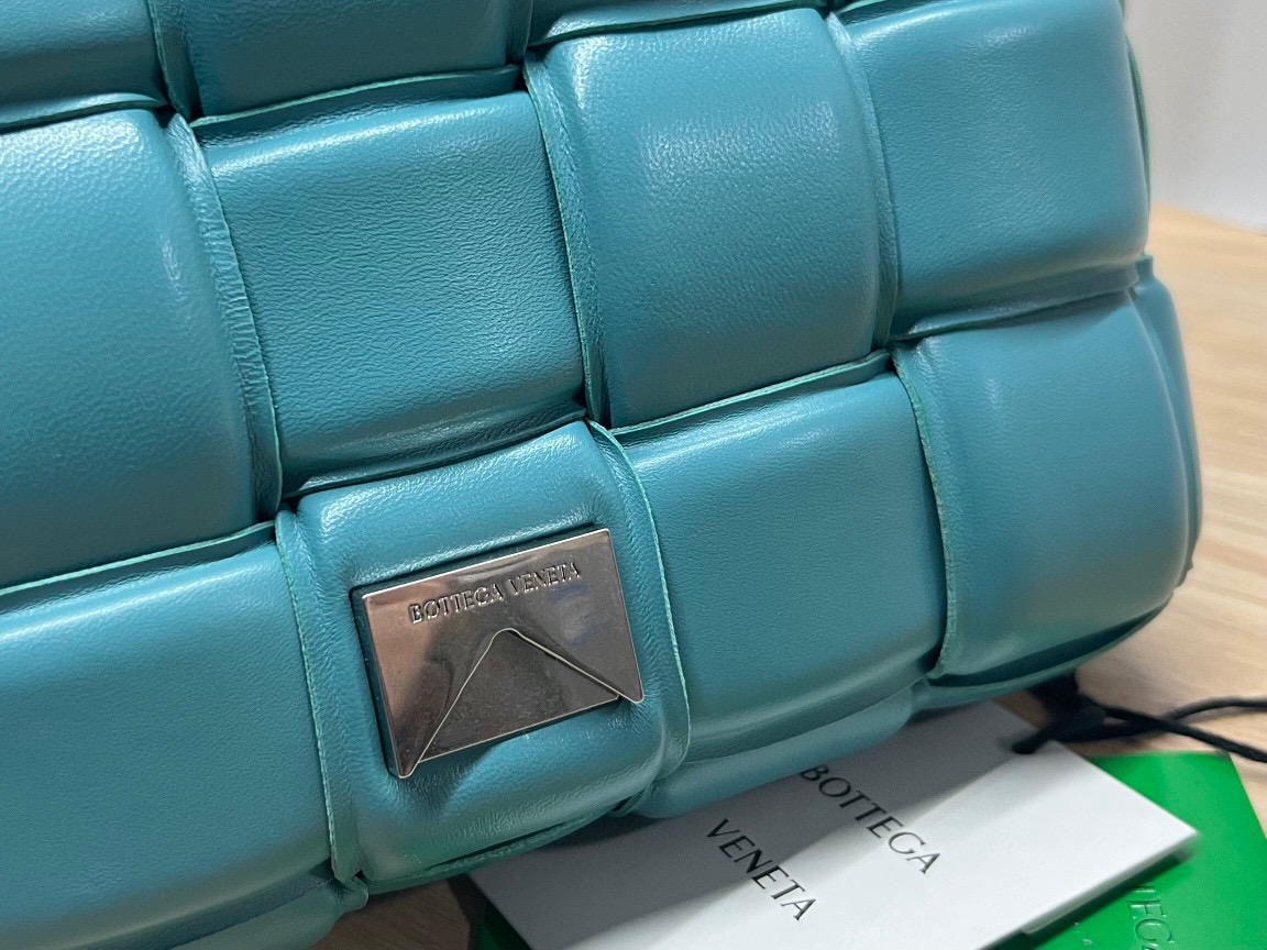 bo*te*ga Ve*ne*ta padded cassette