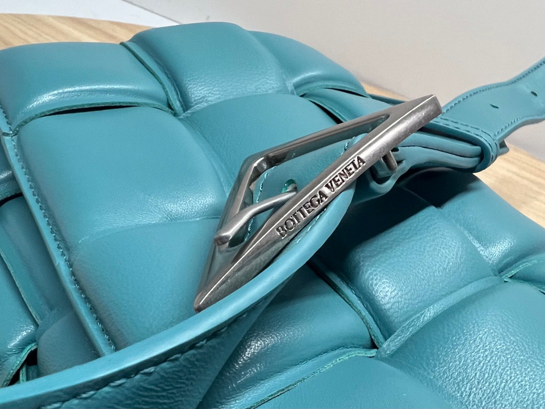 bo*te*ga Ve*ne*ta padded cassette