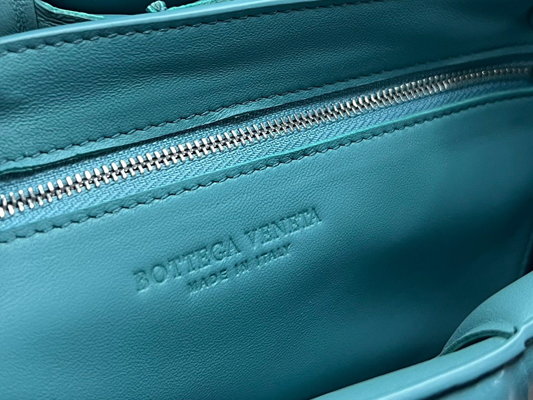 bo*te*ga Ve*ne*ta padded cassette