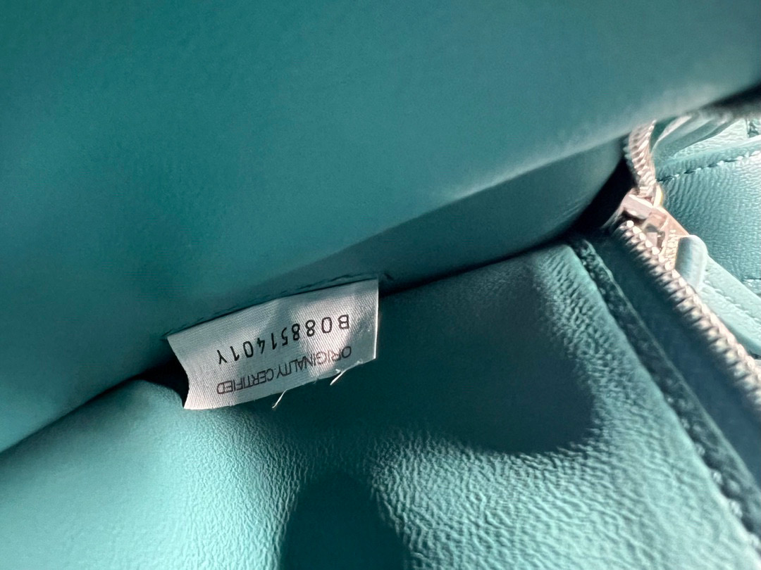 bo*te*ga Ve*ne*ta padded cassette