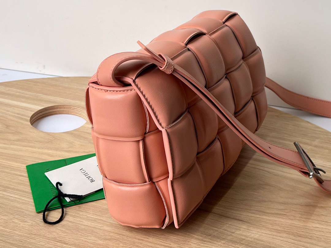 bo*te*ga Ve*ne*ta padded cassette