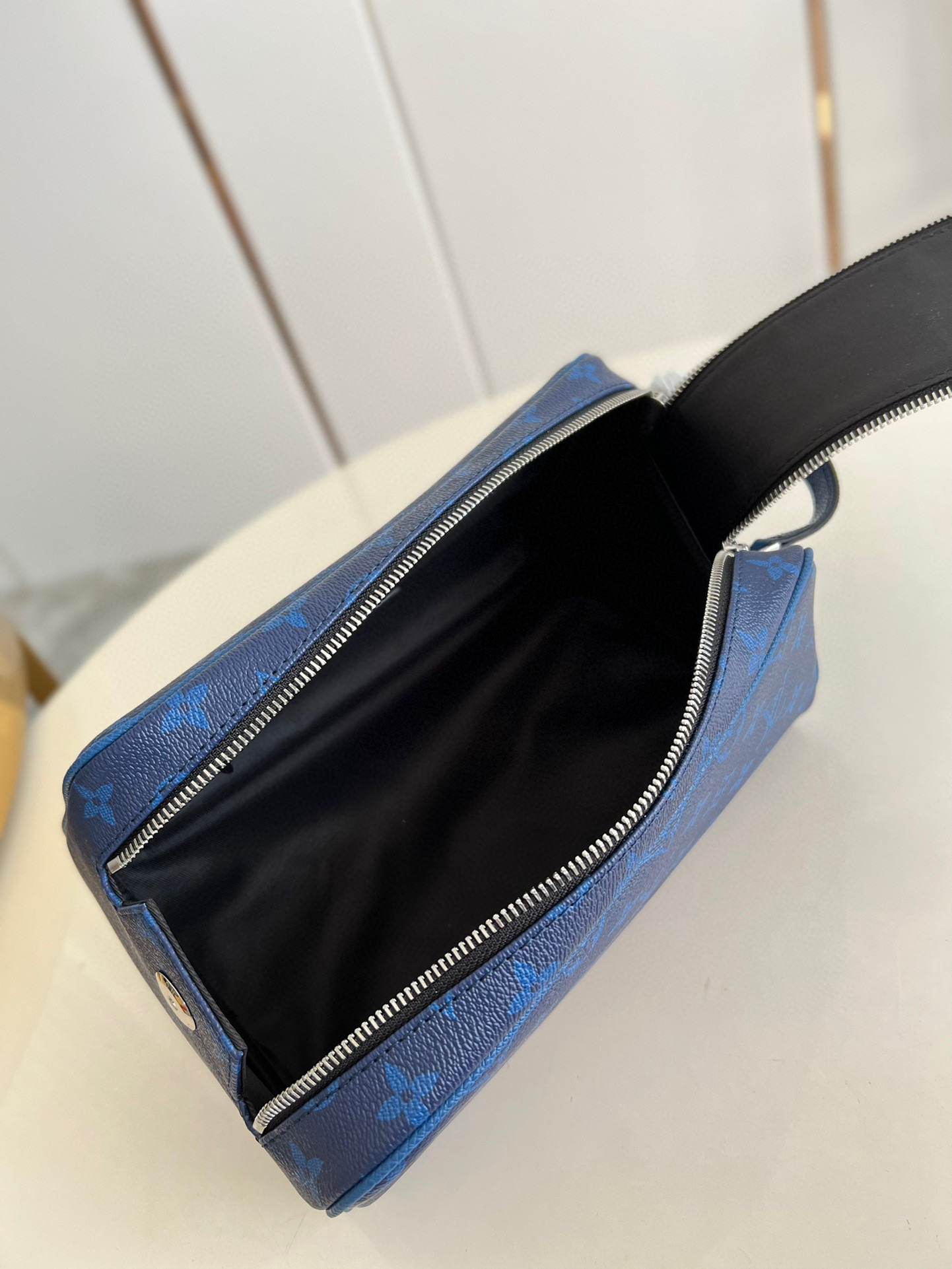 l**is V*t*n dopp kit toilet pouch
