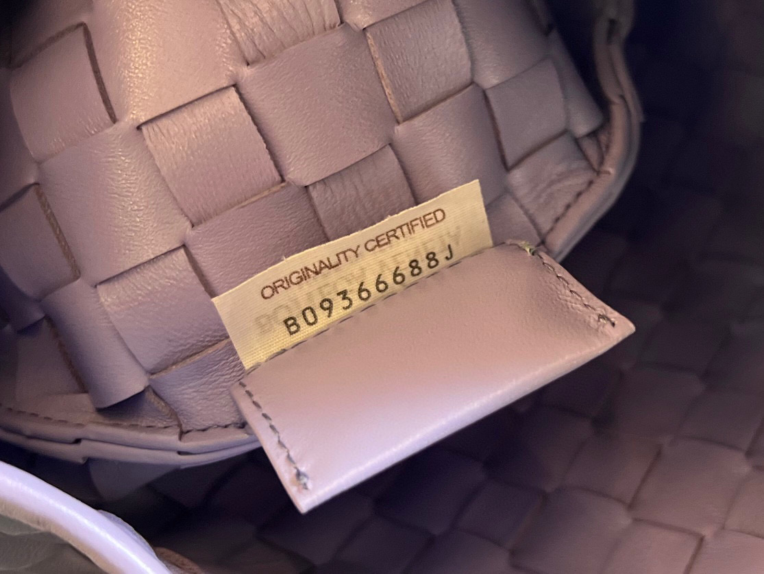 bo*te*ga Ve*ne*ta sardine top handle bag