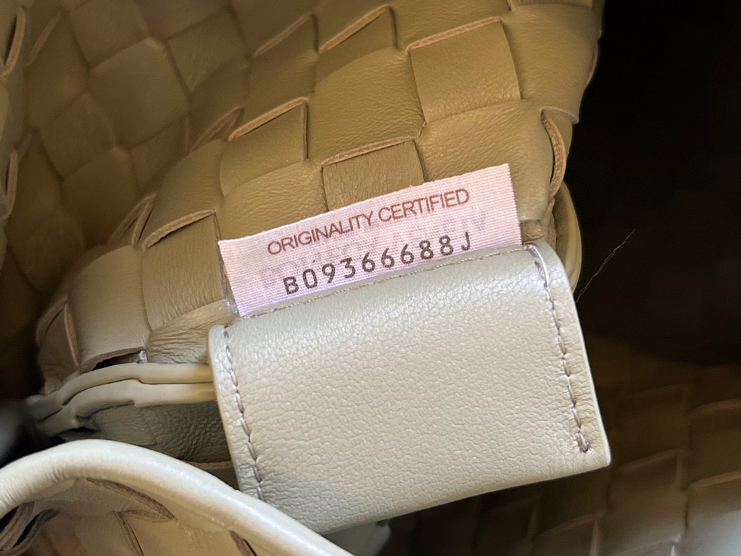 bo*te*ga Ve*ne*ta sardine top handle bag