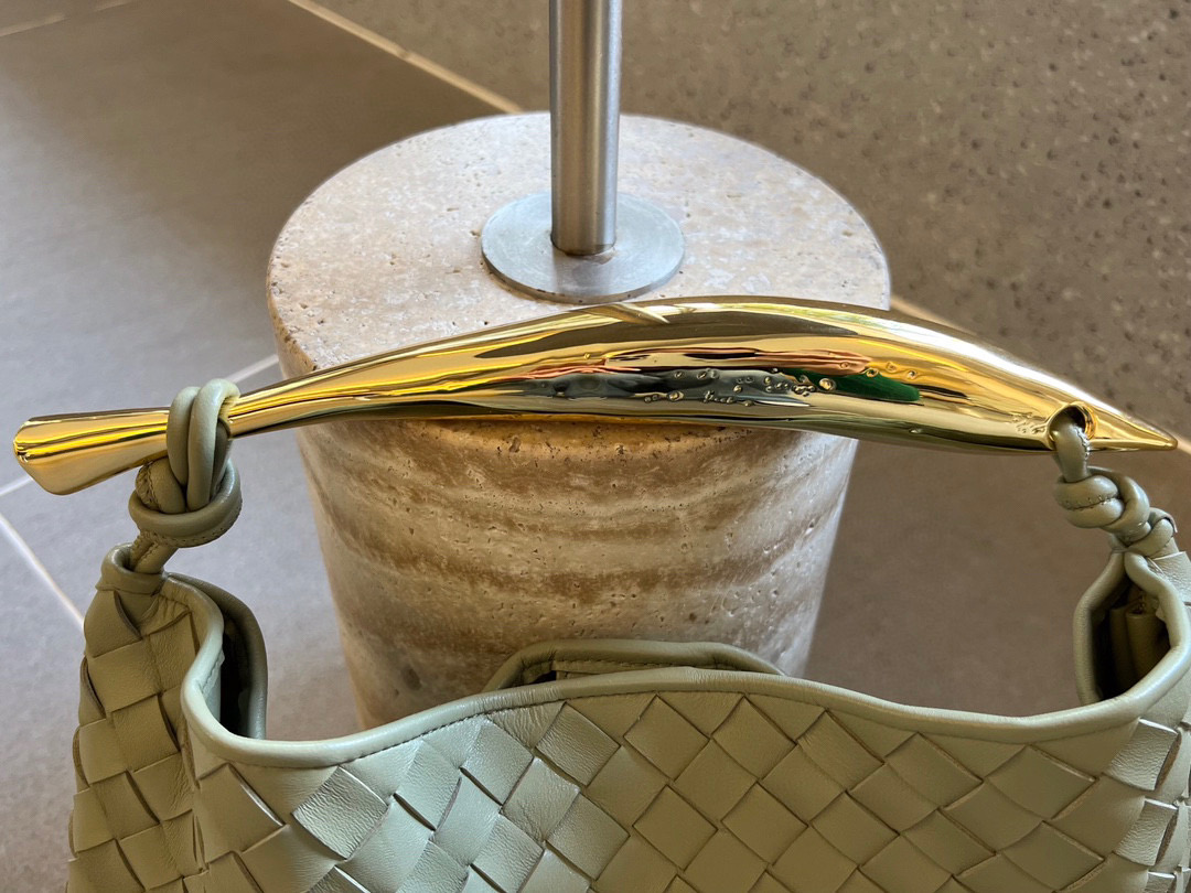 bo*te*ga Ve*ne*ta sardine top handle bag