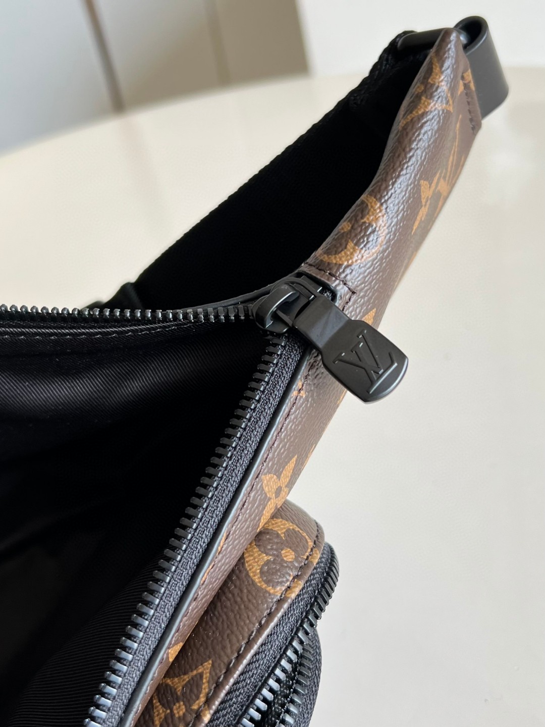 l**is V*t*n christopher bum