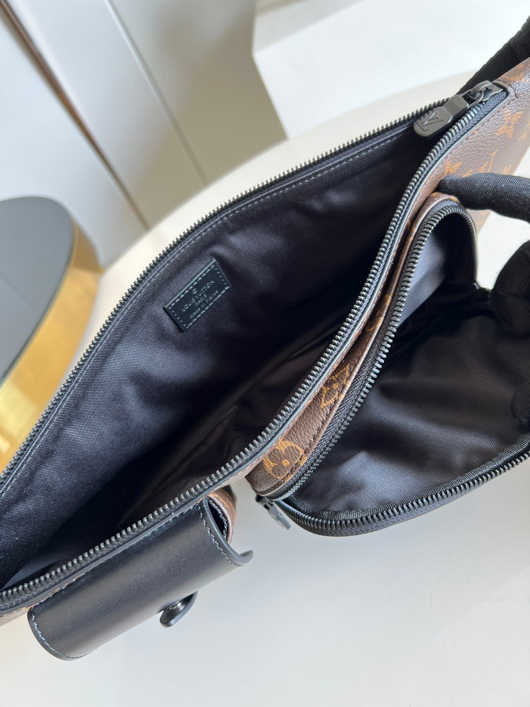 l**is V*t*n christopher bum