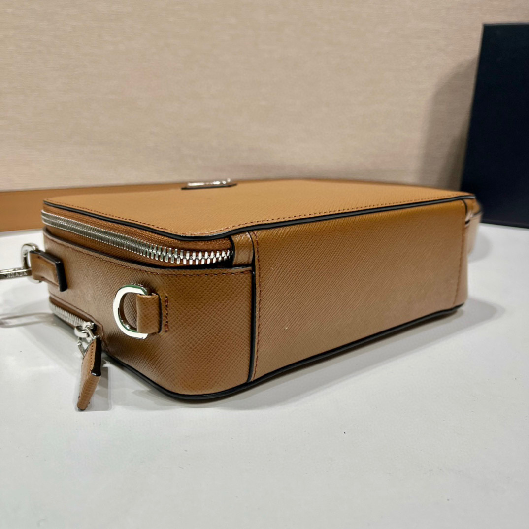 Pra*a brique saffiano