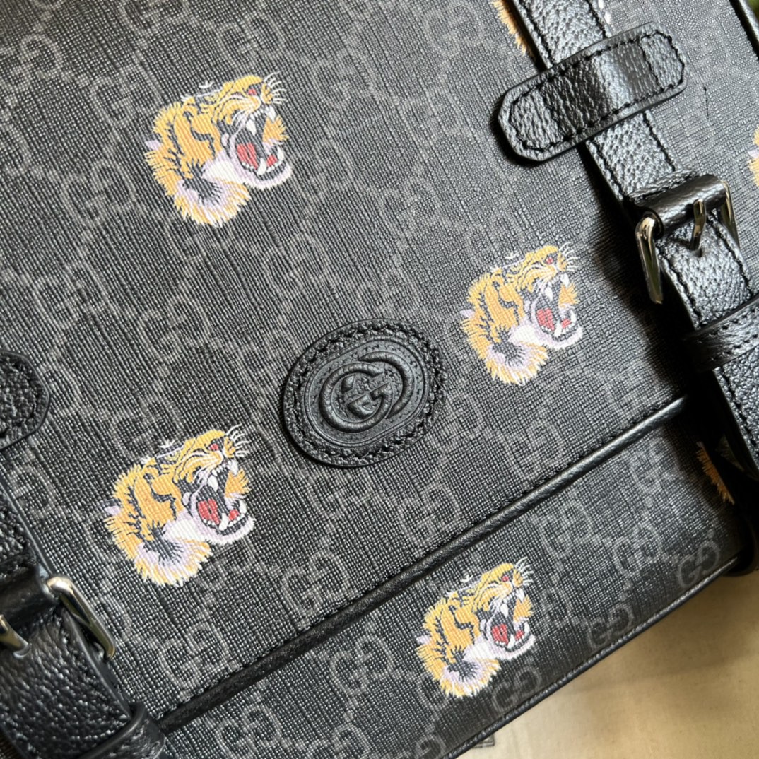 G*u*i gg messenger bag