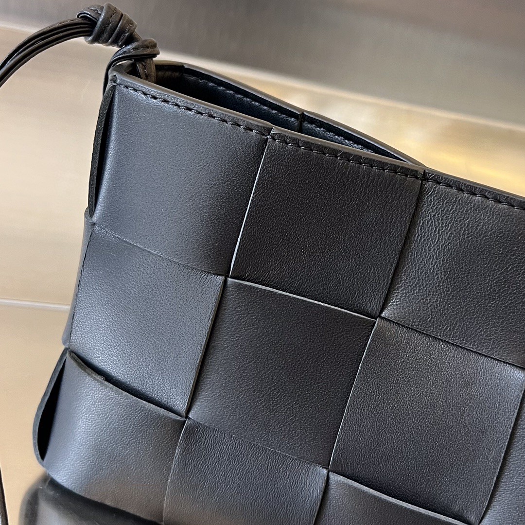 bo*te*ga Ve*ne*ta bv cassette pouch on strap