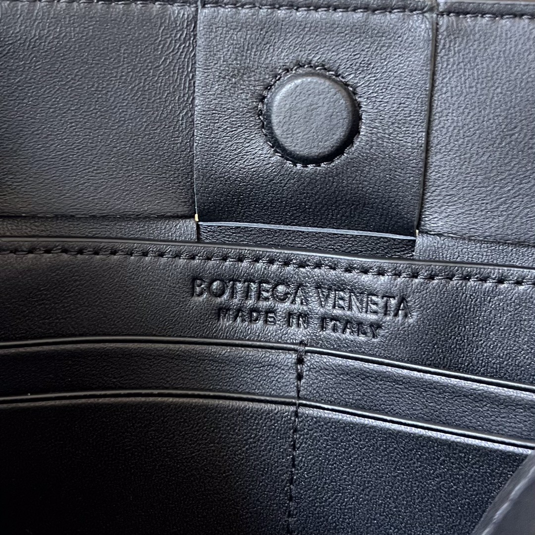 bo*te*ga Ve*ne*ta bv cassette pouch on strap