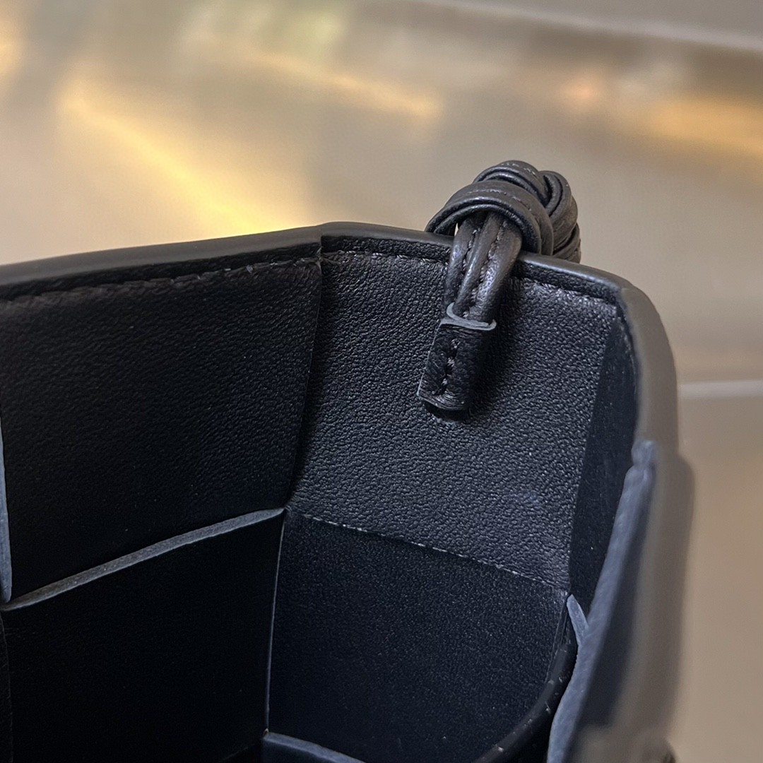 bo*te*ga Ve*ne*ta bv cassette pouch on strap