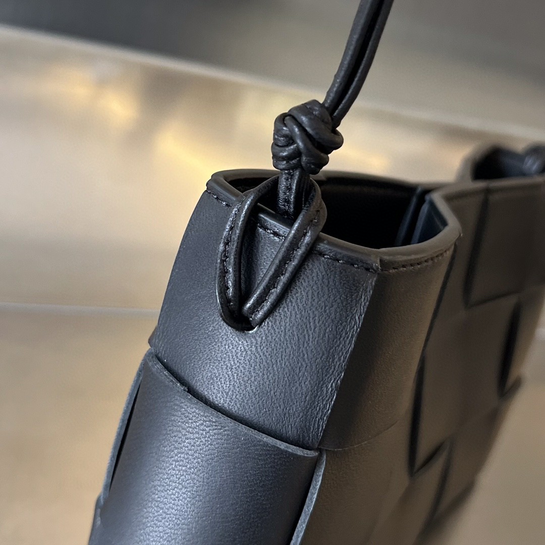 bo*te*ga Ve*ne*ta bv cassette pouch on strap