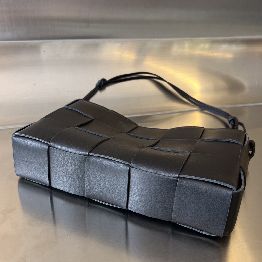 bo*te*ga Ve*ne*ta bv cassette pouch on strap