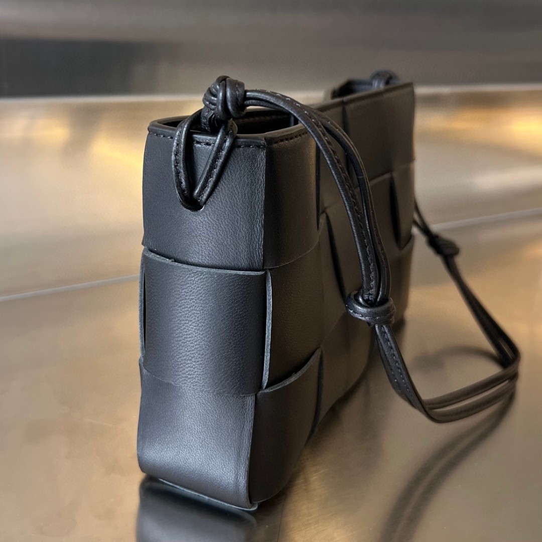 bo*te*ga Ve*ne*ta bv cassette pouch on strap