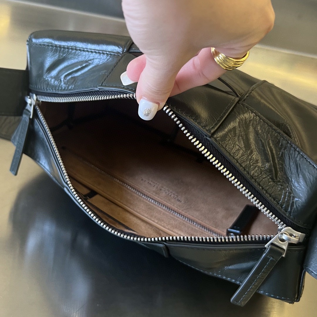 bo*te*ga Ve*ne*ta bv arco camera bag