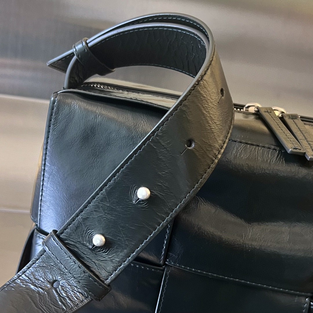 bo*te*ga Ve*ne*ta bv arco camera bag