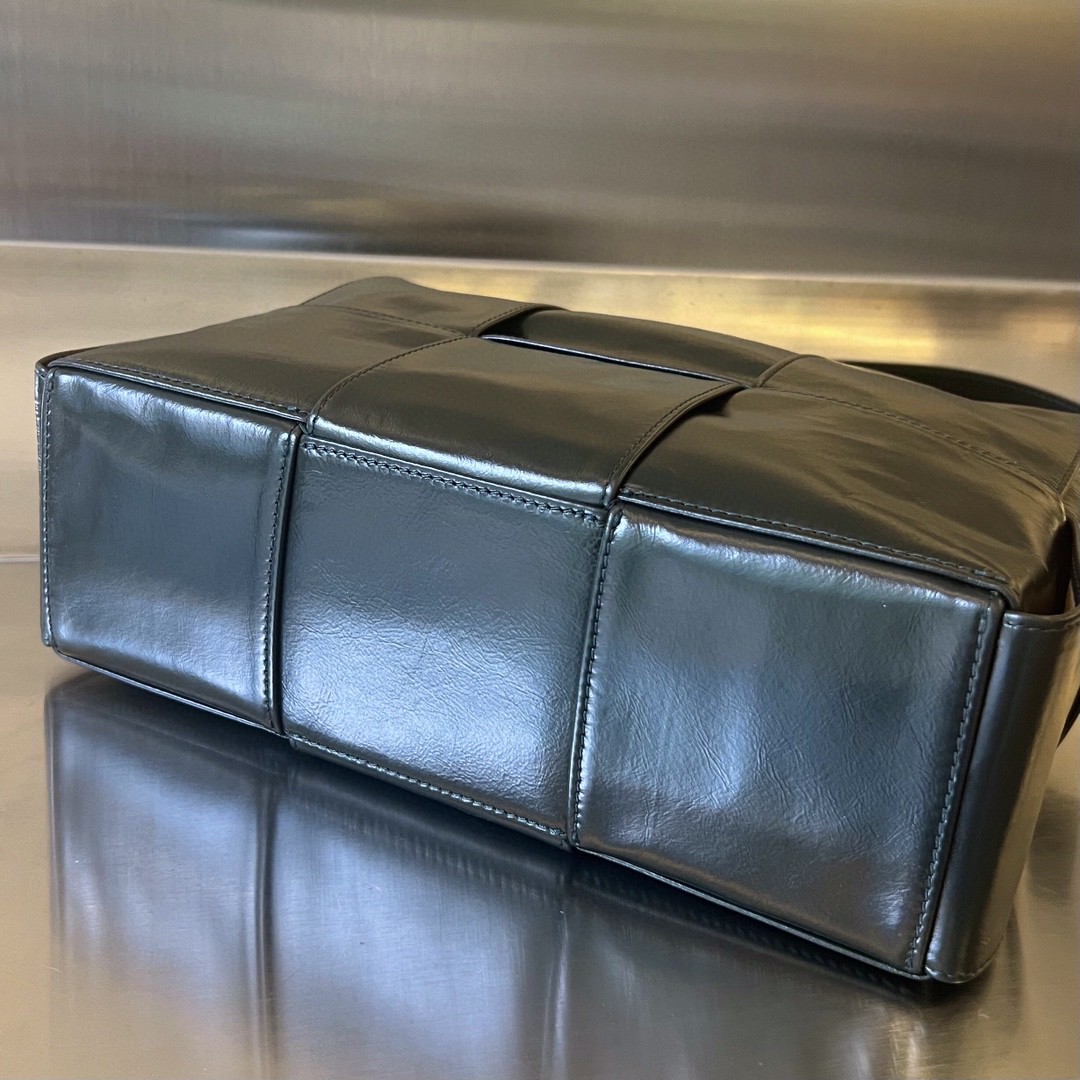 bo*te*ga Ve*ne*ta bv arco camera bag