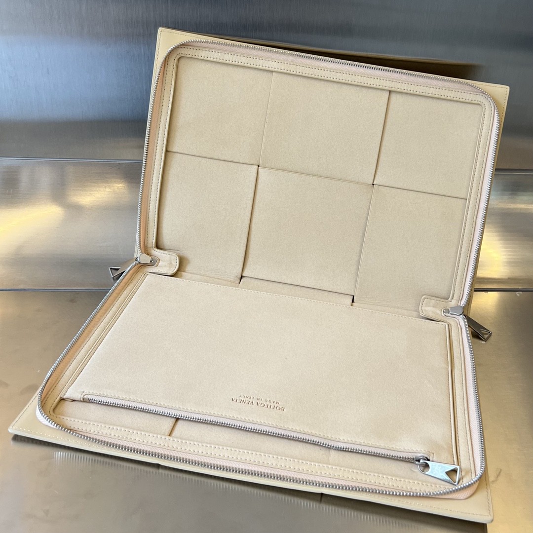 bo*te*ga Ve*ne*ta bv arco document case