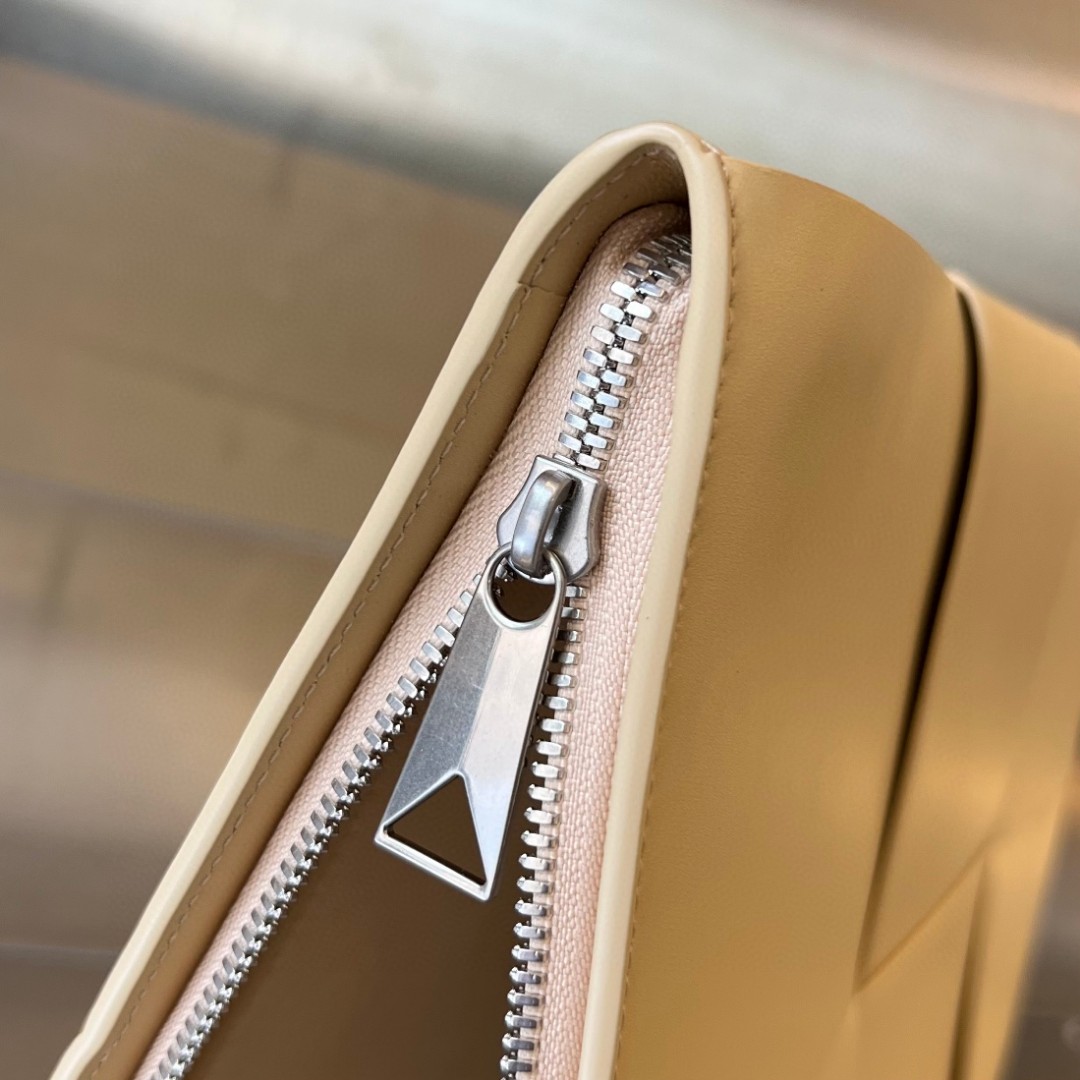 bo*te*ga Ve*ne*ta bv arco document case