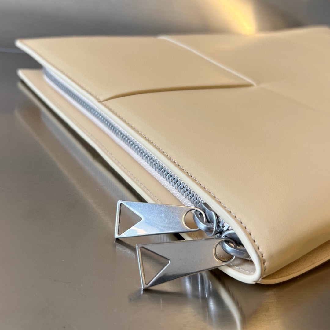 bo*te*ga Ve*ne*ta bv arco document case