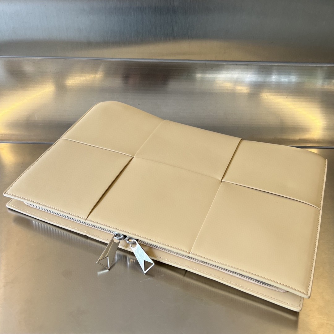 bo*te*ga Ve*ne*ta bv arco document case