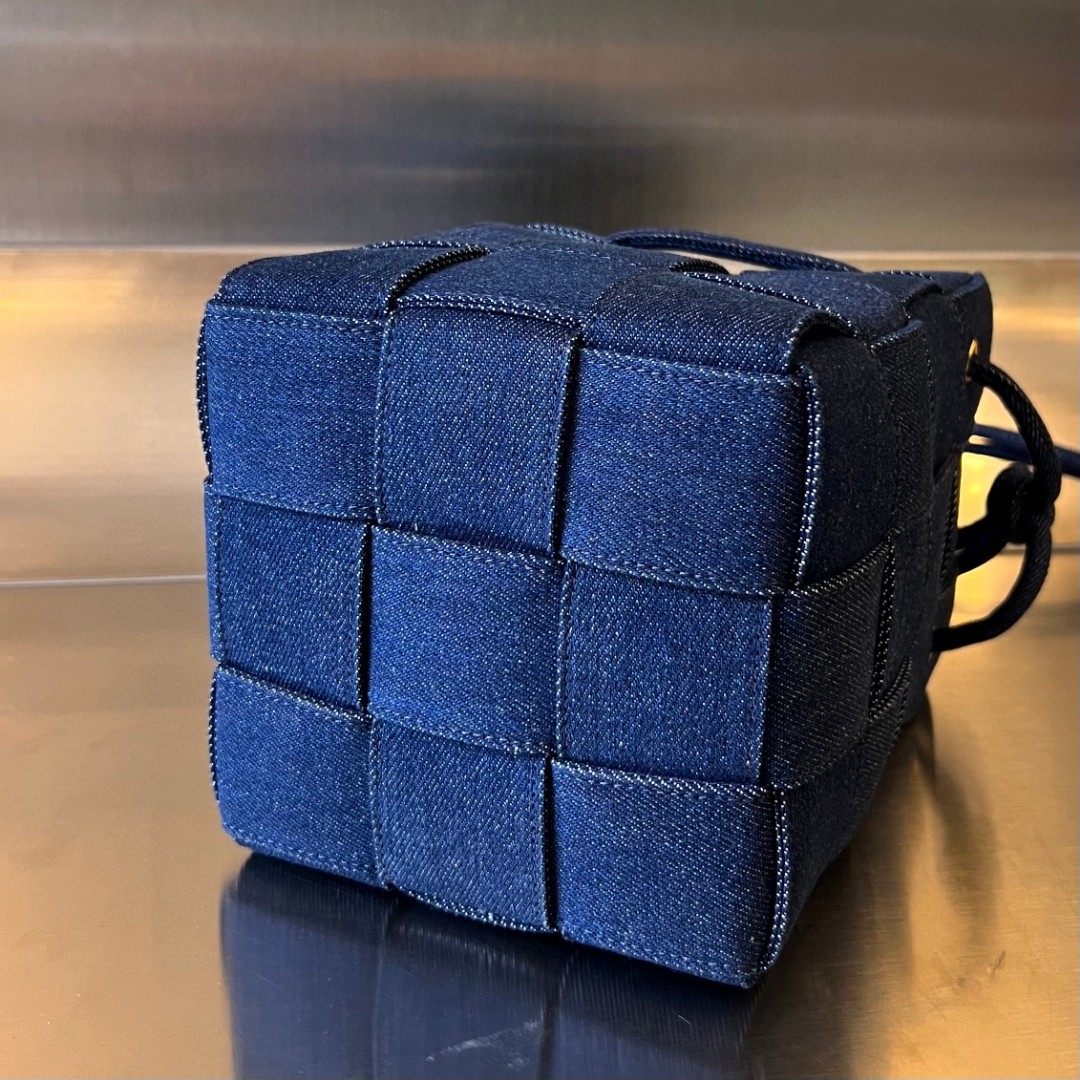 bo*te*ga Ve*ne*ta bv small cassette cross-body bucket
