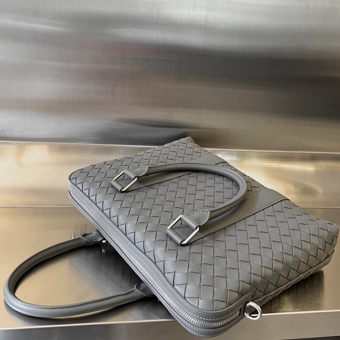bo*te*ga Ve*ne*ta bv slim intrecciato briefcase
