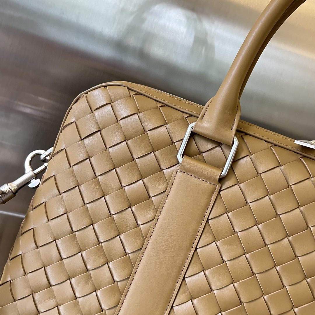 bo*te*ga Ve*ne*ta bv slim intrecciato briefcase