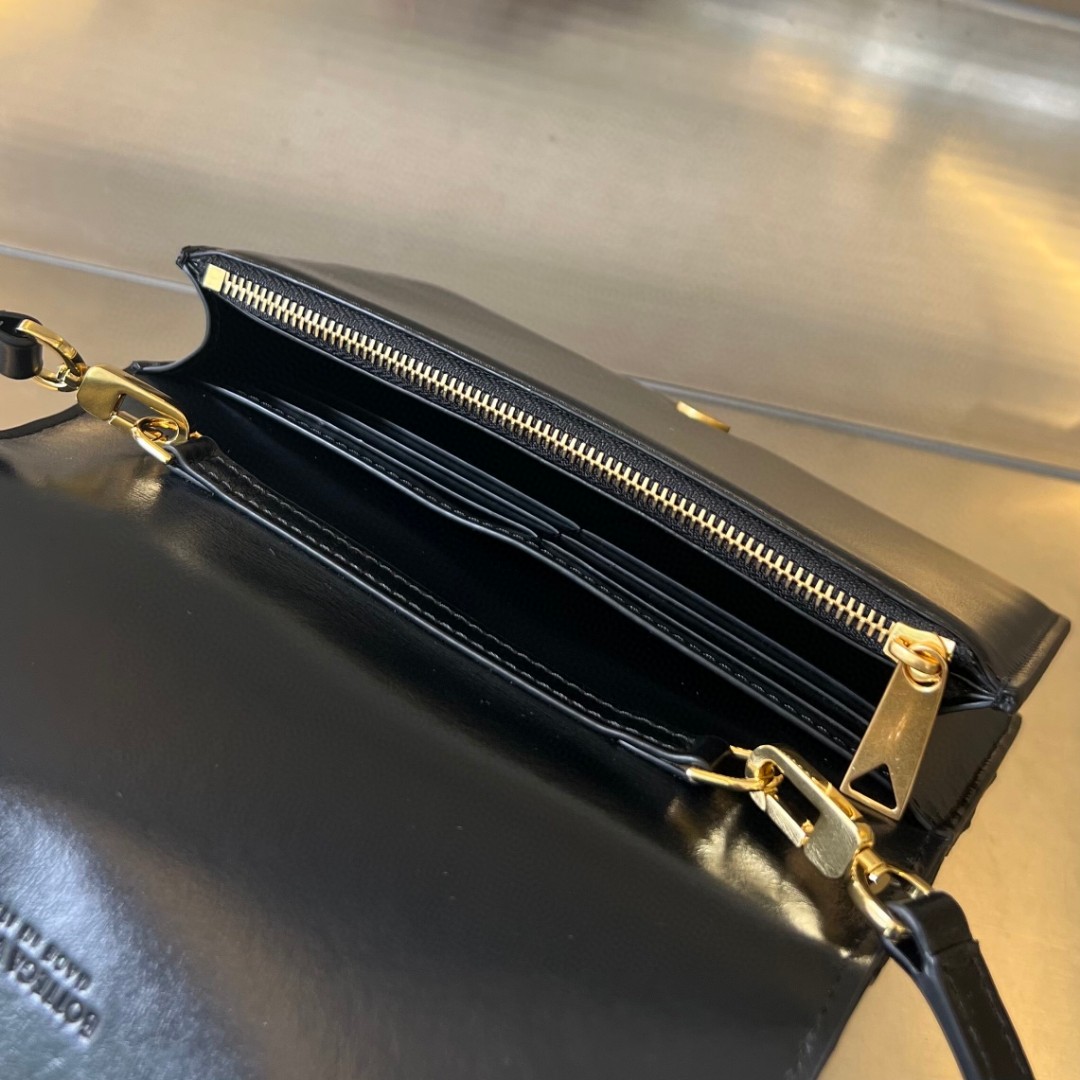 bo*te*ga Ve*ne*ta bv mini cassette cross-body bag