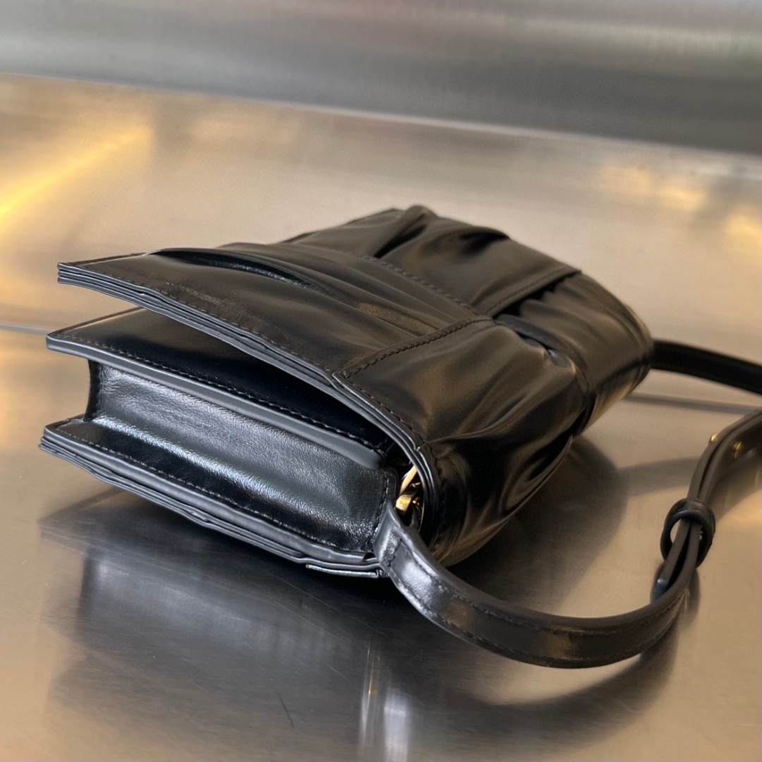 bo*te*ga Ve*ne*ta bv mini cassette cross-body bag