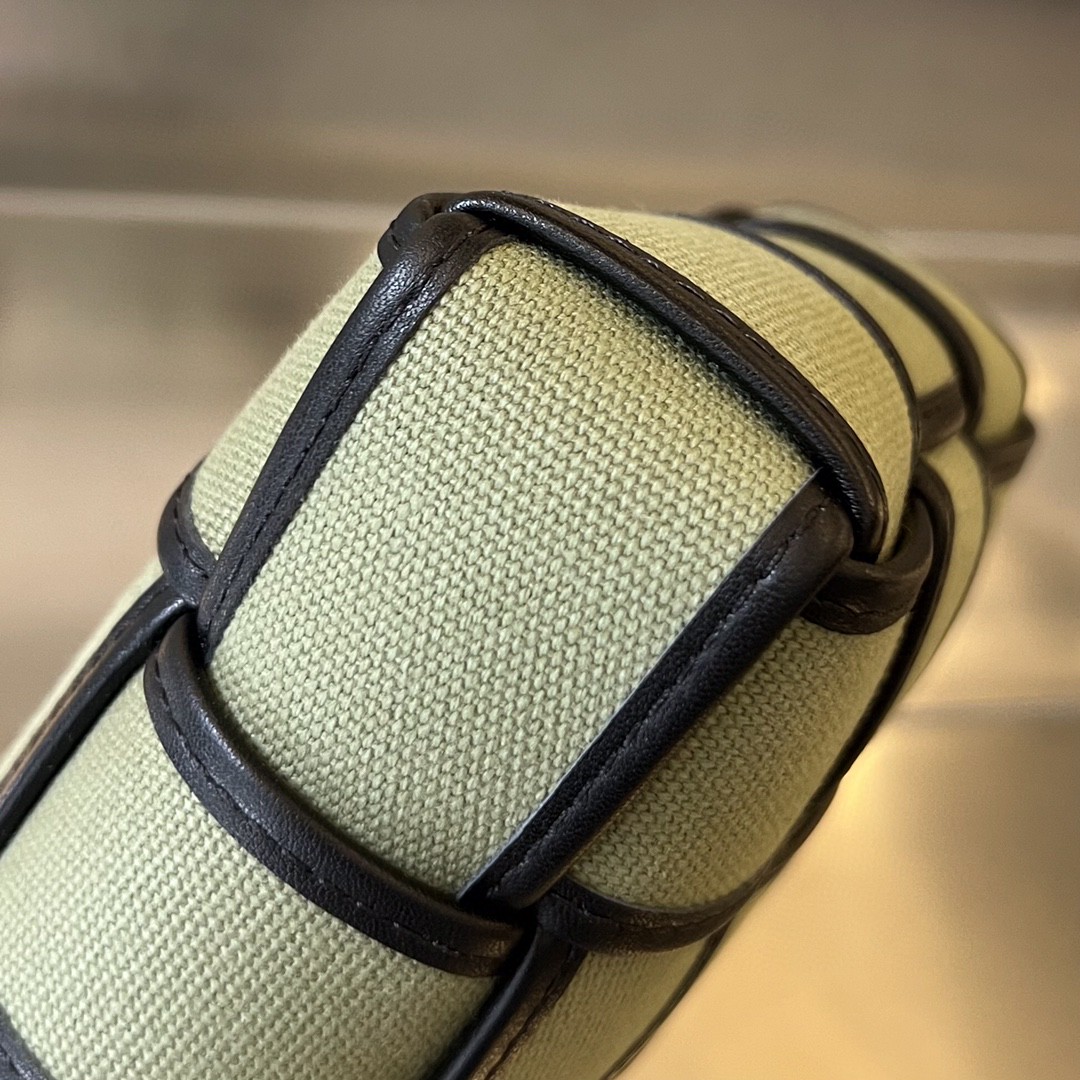 bo*te*ga Ve*ne*ta bv cassette phone pouch