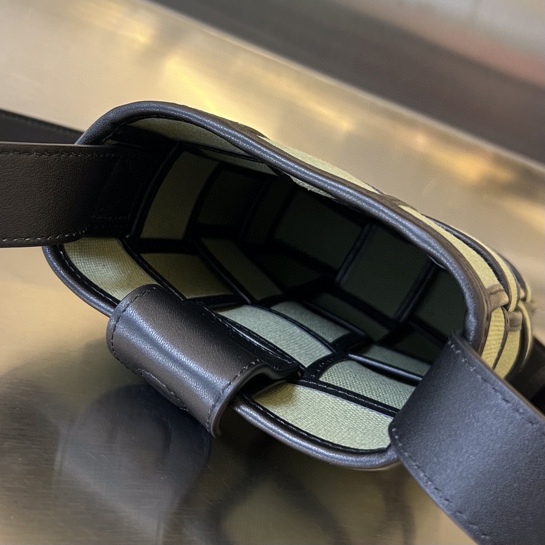 bo*te*ga Ve*ne*ta bv cassette phone pouch