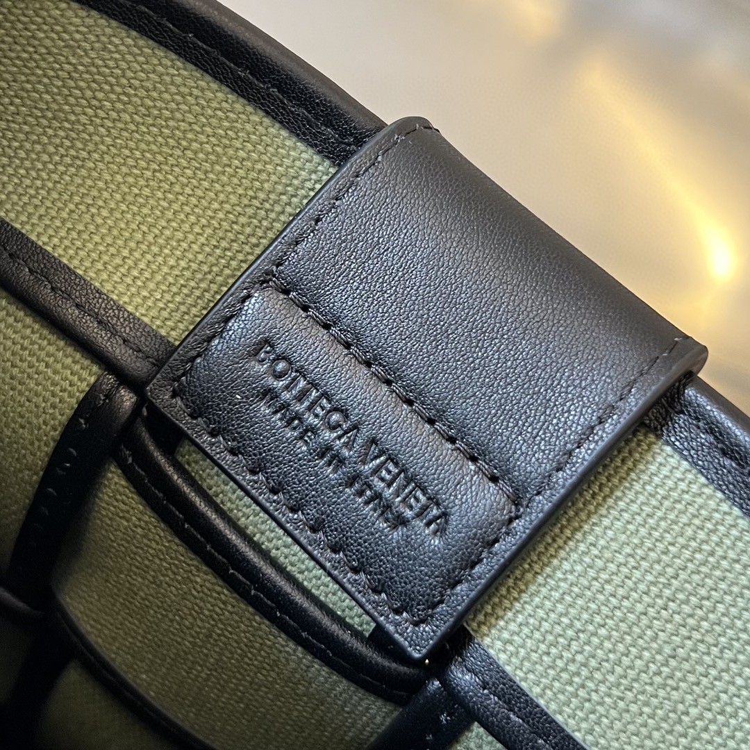 bo*te*ga Ve*ne*ta bv cassette phone pouch